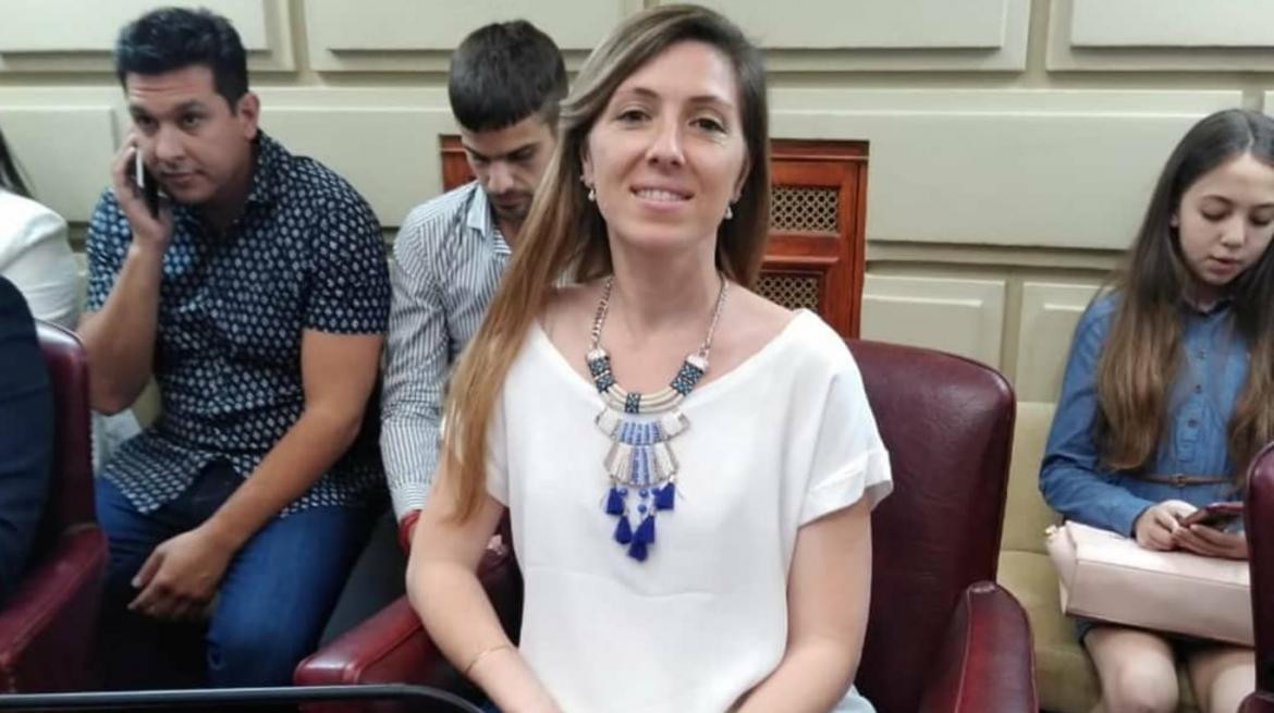 Legisladora de Santa Fe Natalia Armas conduciendo en sesión