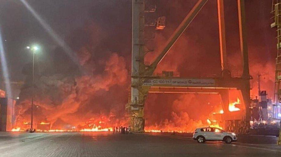 Explosión e incendio en el puerto de Dubai