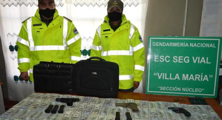 Detención en Córdoba de un padre y su hijo con un millón de dólares en un auto
