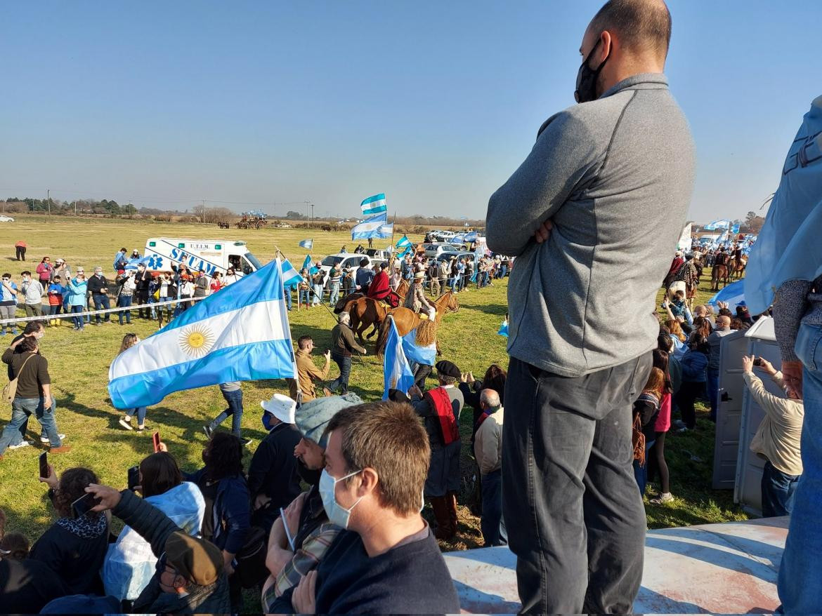 Miles de productores agropecuarios en el kilómetro 228 de la ruta 9 (Rosario- Buenos Aires) en el partido bonaerense de San Nicolás, participaron del acto central del campo y otros sectores contra las políticas oficiales, NA