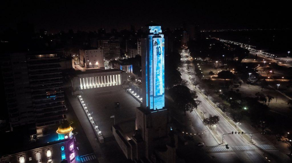 Monumento a la Bandera con la imagen de Messi