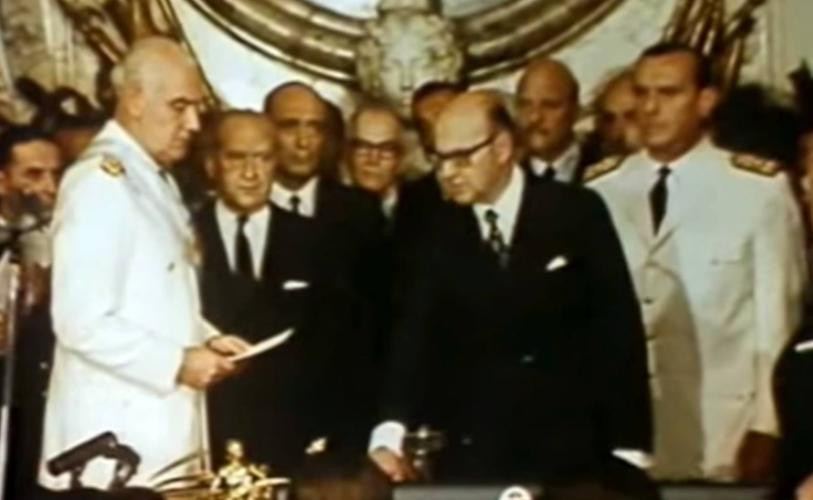 El Presidente de facto Gral. Alejandro Agustin Lanusse tomando juramento en el cargo de Ministro del Interior al Dr. Arturo Mor Roig, 26 de marzo de 1971