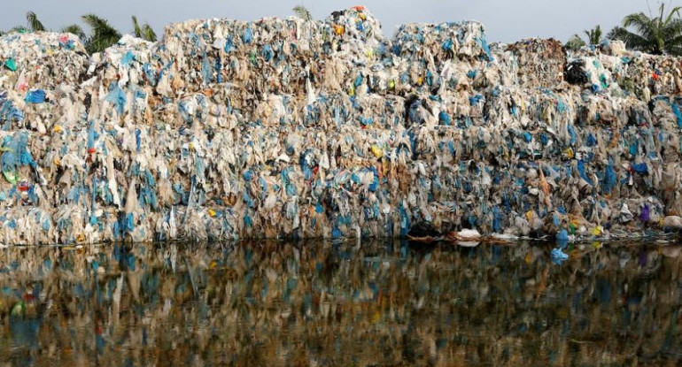 Italia descubre una ruta ilegal de desechos plásticos al Sudeste asiático