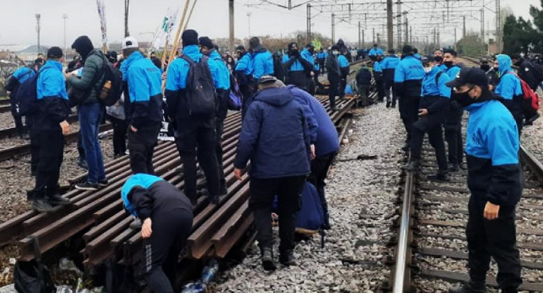 Suspendieron el servicio de trenes de la Línea Roca por protesta y corte de vías en Avellaneda, NA	