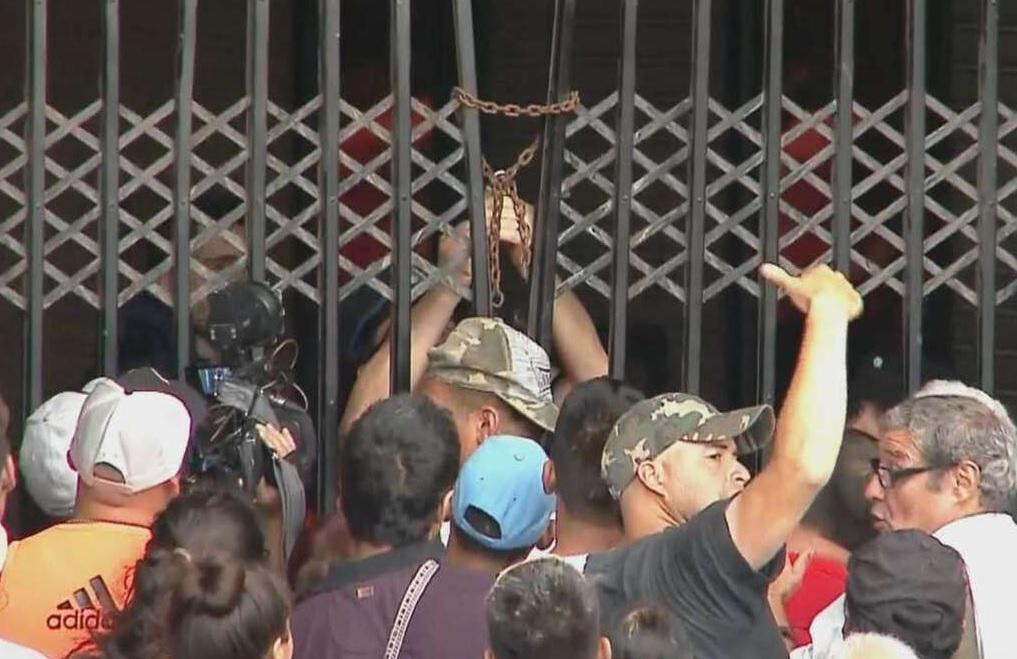 Furia en Constitución: tras siete horas sin servicio del Roca, pasajeros rompieron las rejas de la estación	