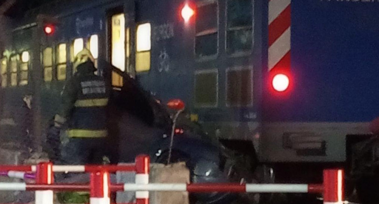 Auto embestido por tren en Villa del Parque