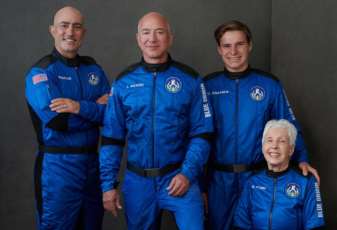 Jeff Bezos junto a su hermano Mark, la piloto estadounidense Wally Funk y el joven Oliver Daemen