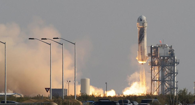 Histórico vuelo, el magnate Jeff Bezos viajó con éxito al espacio, Reuters