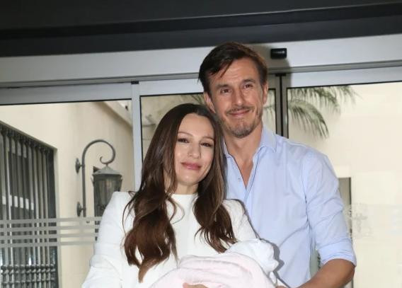 Pampita y Roberto García Moritán, a la salida del sanatorio