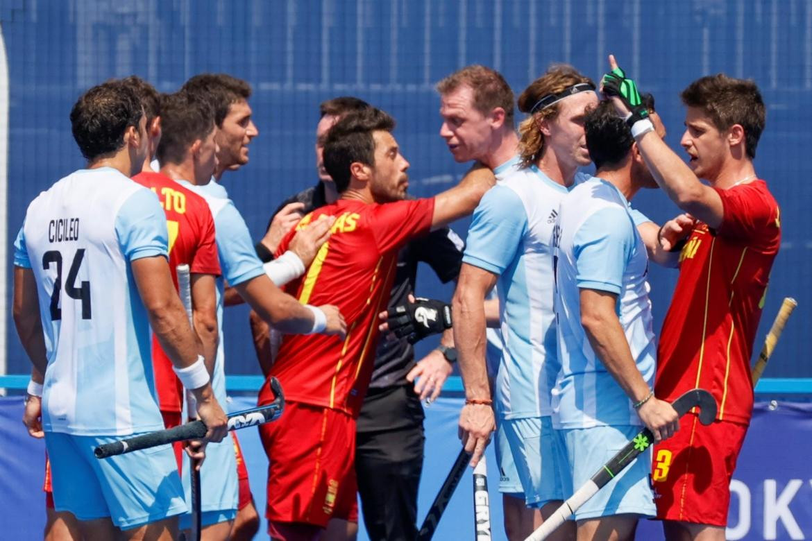 Jugadores de España chocan con sus rivales de Argentina, Hockey sobre césped, Tokio 2020, EFE