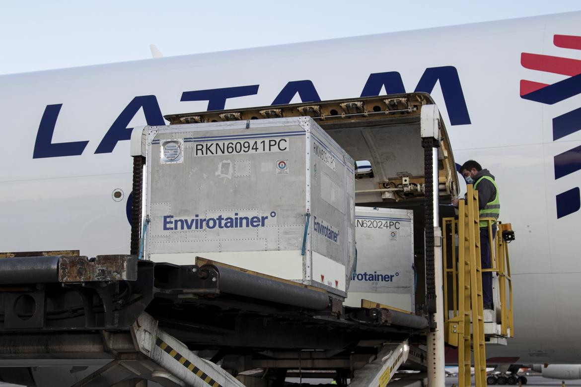 Llegaron a Ezeiza más de 800.000 vacunas de AstraZeneca, NA