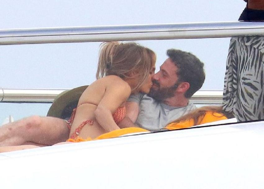 Jennifer Lopez y Ben Affleck, The Grosby Group