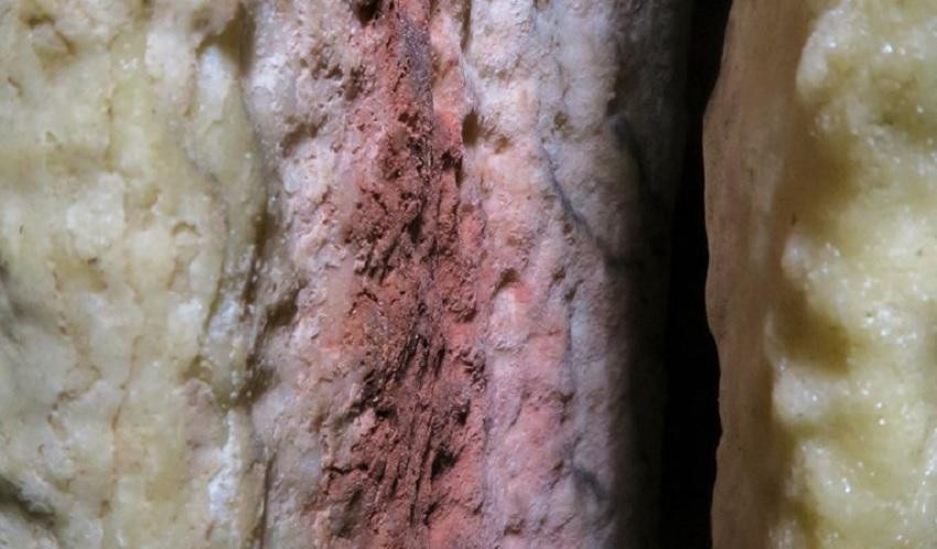 Marcas rojas encontradas en una estalagmita en la caverna de Ardales (en Málaga, España), que podrían ser las pinturas rupestres más antiguas del mundo conocidas hasta ahora. Imagen cedida por la Universidad de Cádiz.