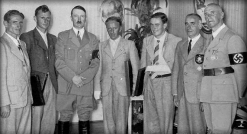 Heinrich Harrer junto a Hitler y sus compañeros alpinistas tras su hazaña en Suiza