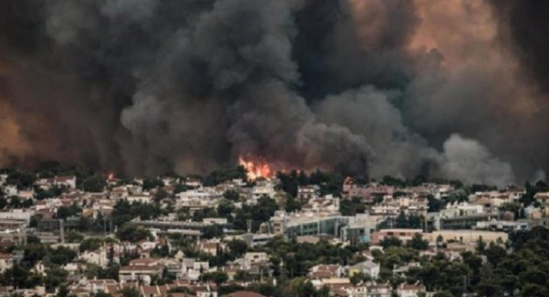 La columna de humo cubre las afueras de la ciudad capital de Grecia, Atenas.