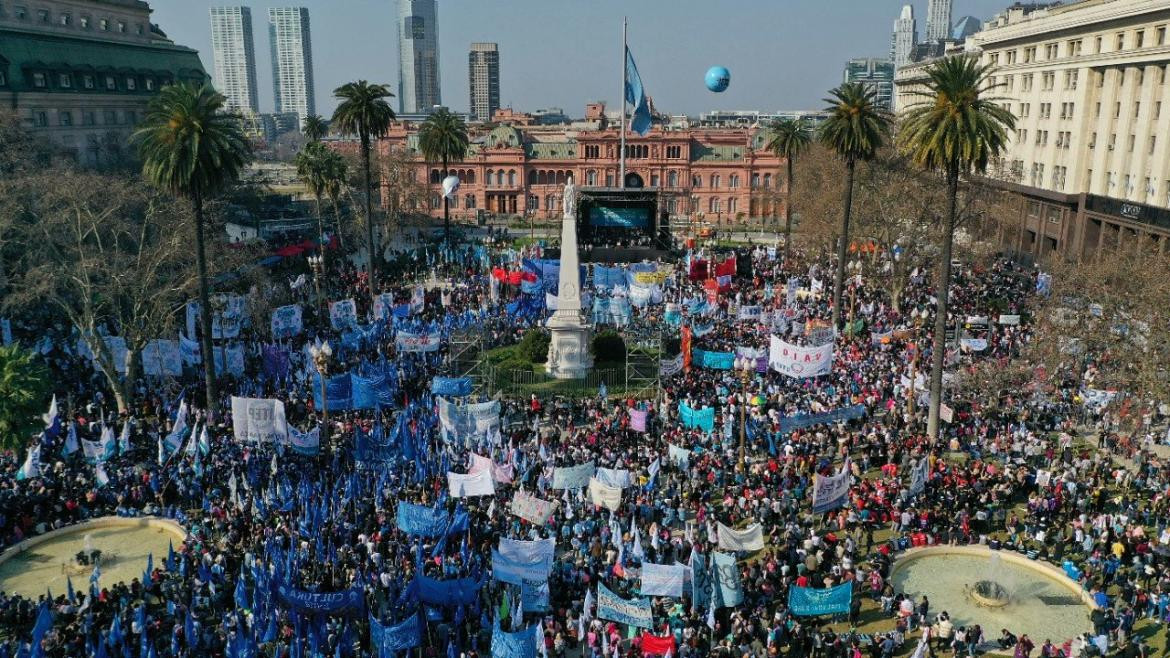 Marcha en Plaza de Mayo de organizaciones sociales, NA