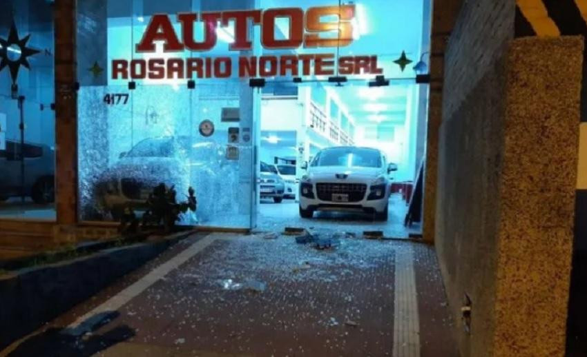 Atacan a balazos una concesionaria en Rosario y una mujer murió tras sufrir un infarto