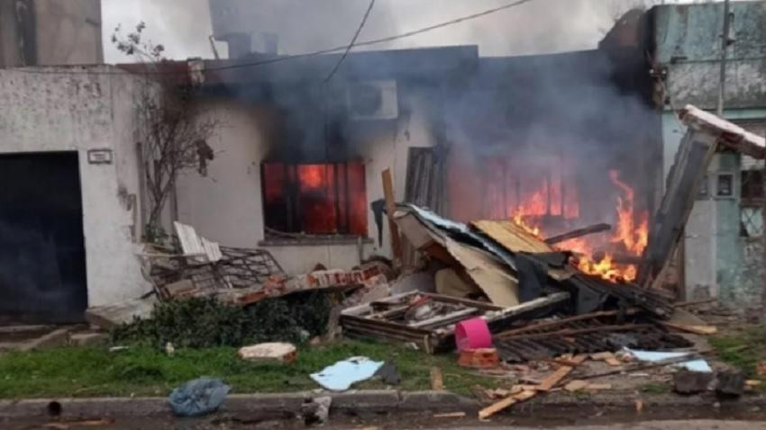 Un hombre que era acusado de violar a su ex hijastra se mató al provocar la explosión de una casa