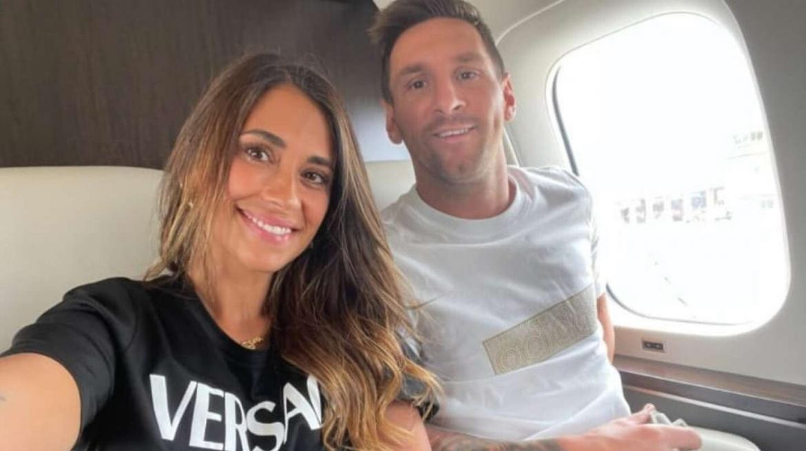 Antonela Roccuzzo junto a Lio Messi en su avión