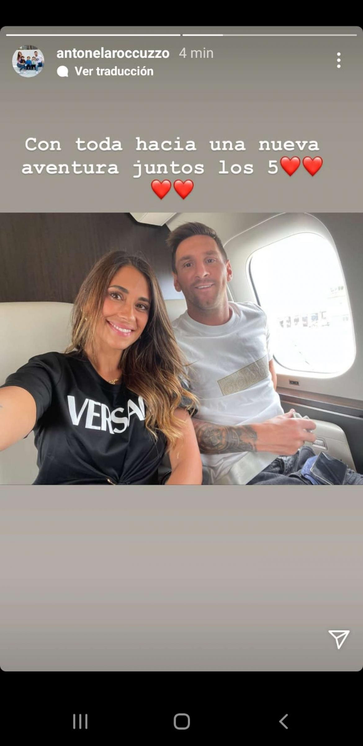 Antonela Roccuzzo junto a Lio Messi en su avión