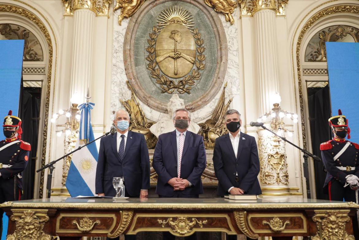 Alberto Fernández junto a Jorge Taiana y Juan Zabaleta, PRESIDENCIA