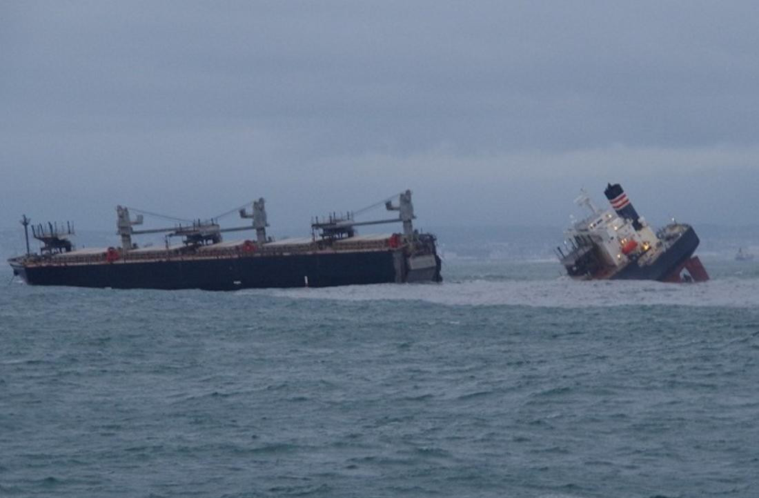 Encalló un buque encalló y se partió en dos, derrame de petróleo en Japón, REUTERS