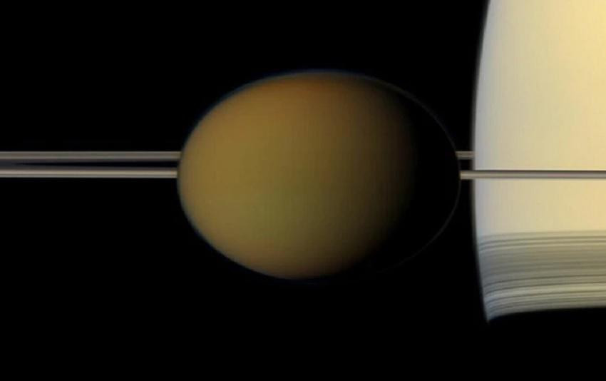 Científicos creen que bajo la corteza helada de Titán, la luna mayor de Saturno, puede haber un océano de agua (NASA)
