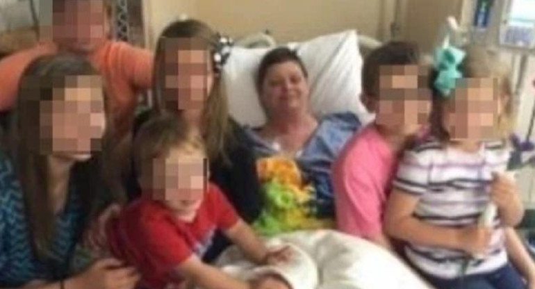Murió de cáncer y su mejor amiga adoptó a sus seis hijos