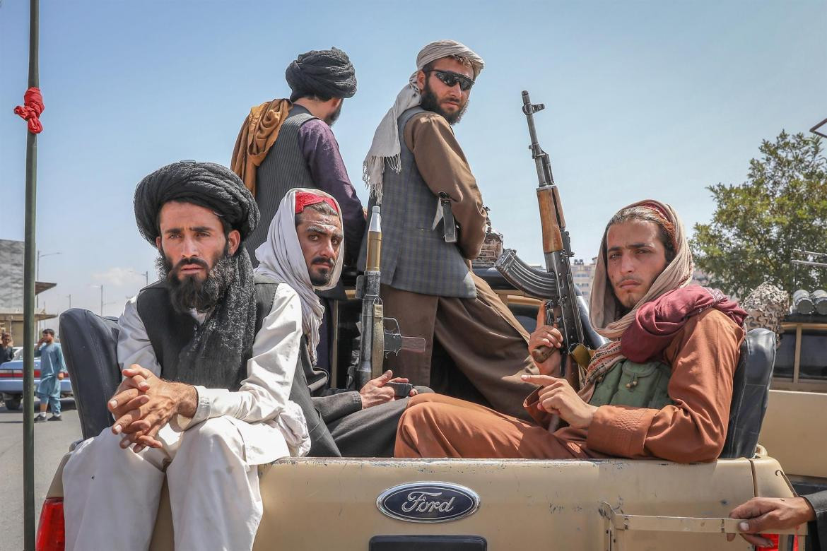  Talibanes viajan en un vehículo por las calles de Kabul en Afganistán, este lunes. EFE