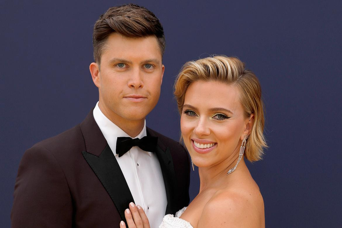 Colin Jost y Scarlett Johansson