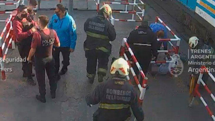 Hombre resultó ileso tras ser embestido por un tren en Liniers