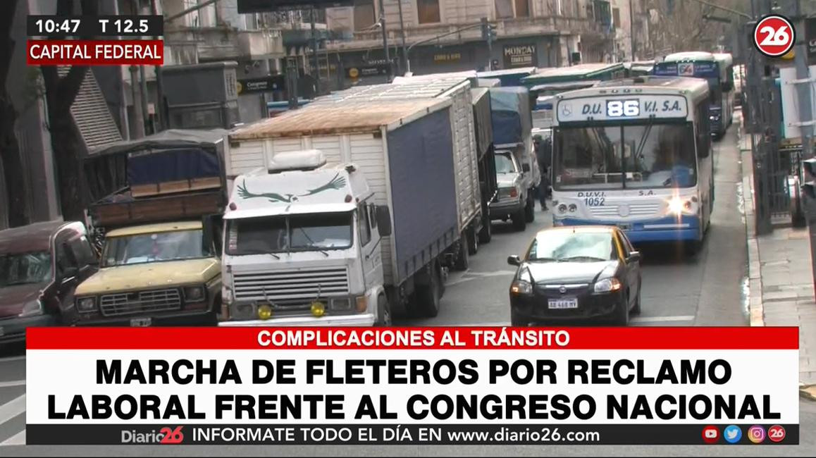 Marcha de fleteros por reclamo laboral frente al Congreso Nacional 23-8-21, CANAL 26	