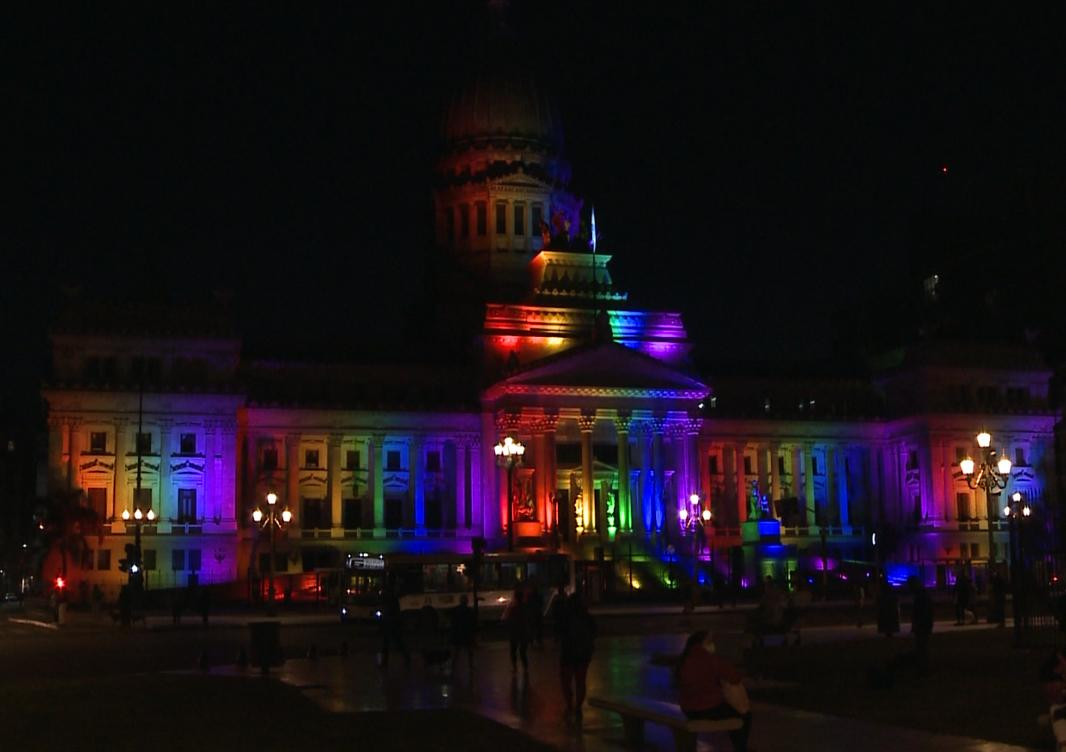El Congreso, con los colores LGTBIQ en el Día del Activismo por la Diversidad Sexual