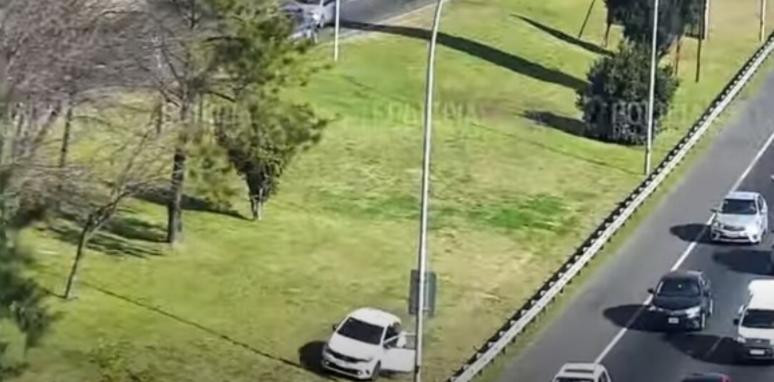 Momento en que el conductor del auto robado se arroja e intenta huir a pie, foto NA