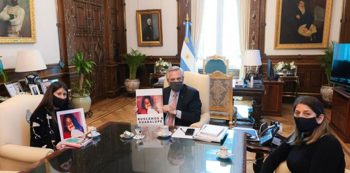 Alberto Fernández junto a la madre de Guadalupe Lucero en Casa Rosada