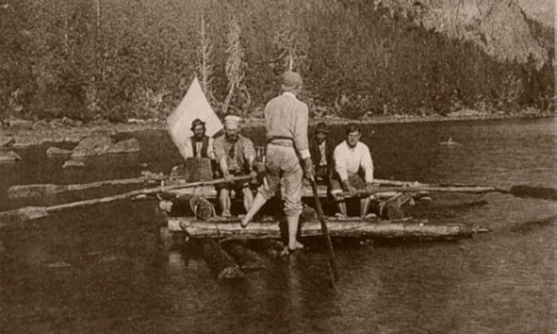 Navegando por el Lago Traful en 1896, a la izquierda Moreno manejando un remo