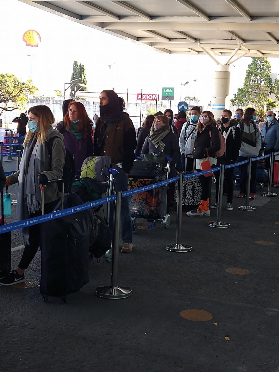 Jóvenes en el aeropuerto de Ezeiza.