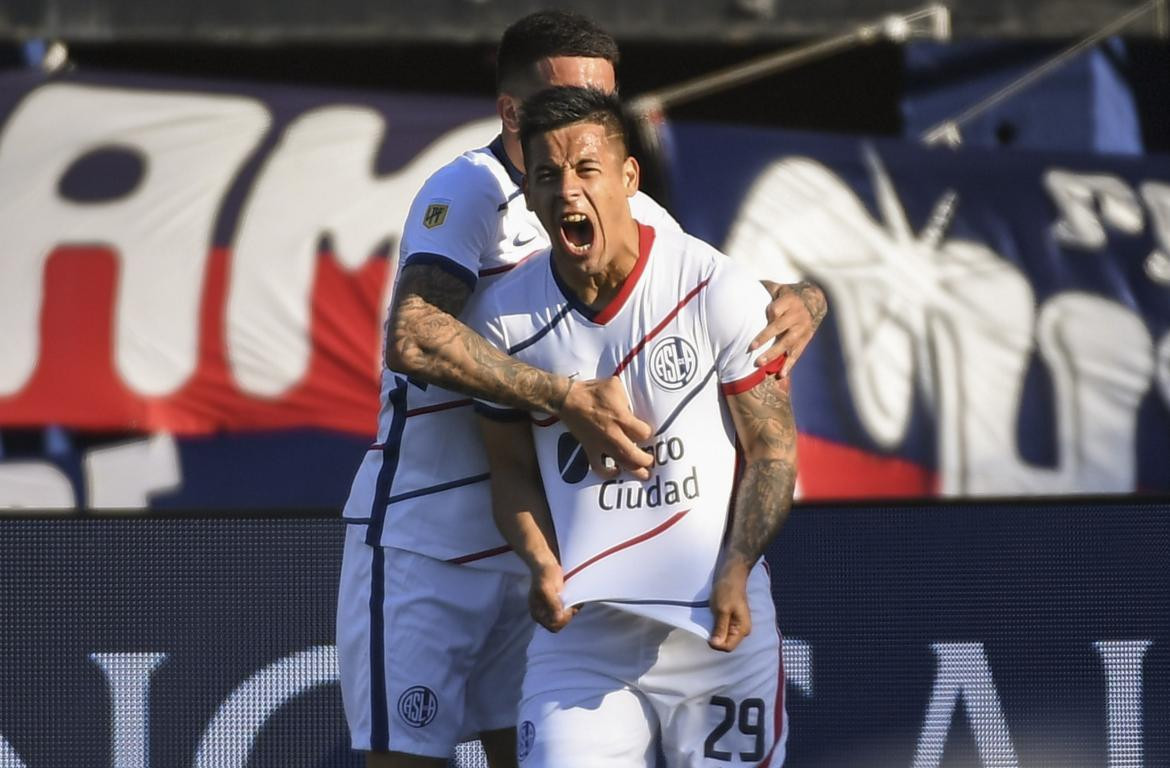 Nicolás Fernández festeja el primer gol de San Lorenzo ante Patronato, NA