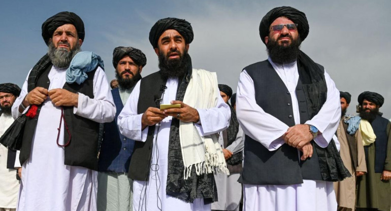 Talibanes declaran la "completa independencia" de Afganistán