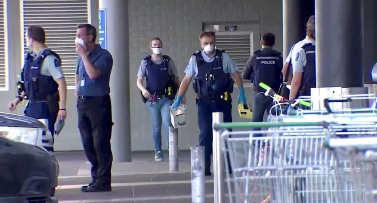 Nueva Zelanda: seis heridos en un ataque terrorista en un supermercado. Reuters.
