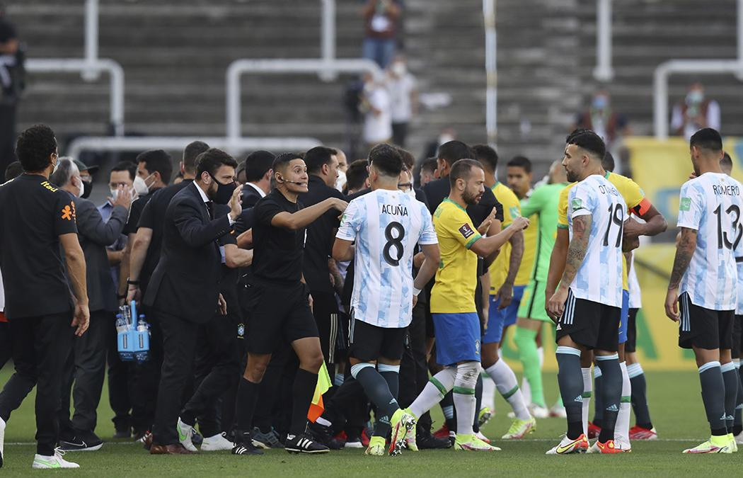 Así suspendieron el partido entre Argentina y Brasil, Reuters