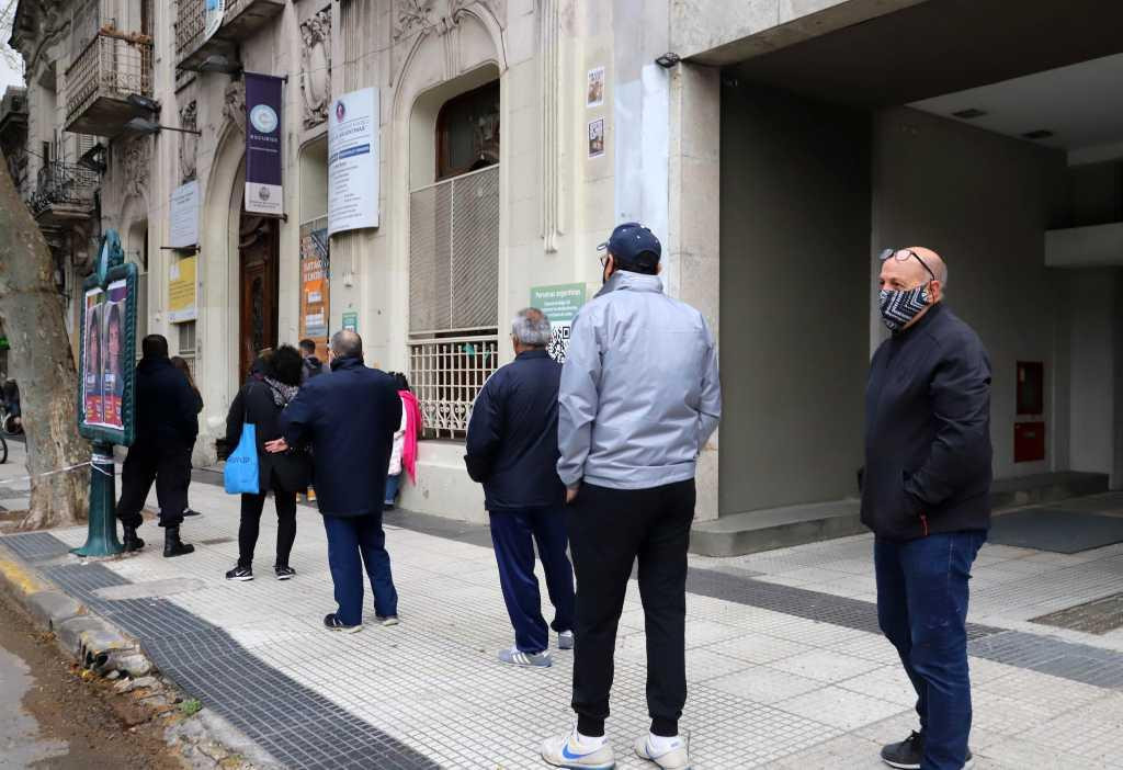 Filas en los colegios para votar en las PASO 2021, NA