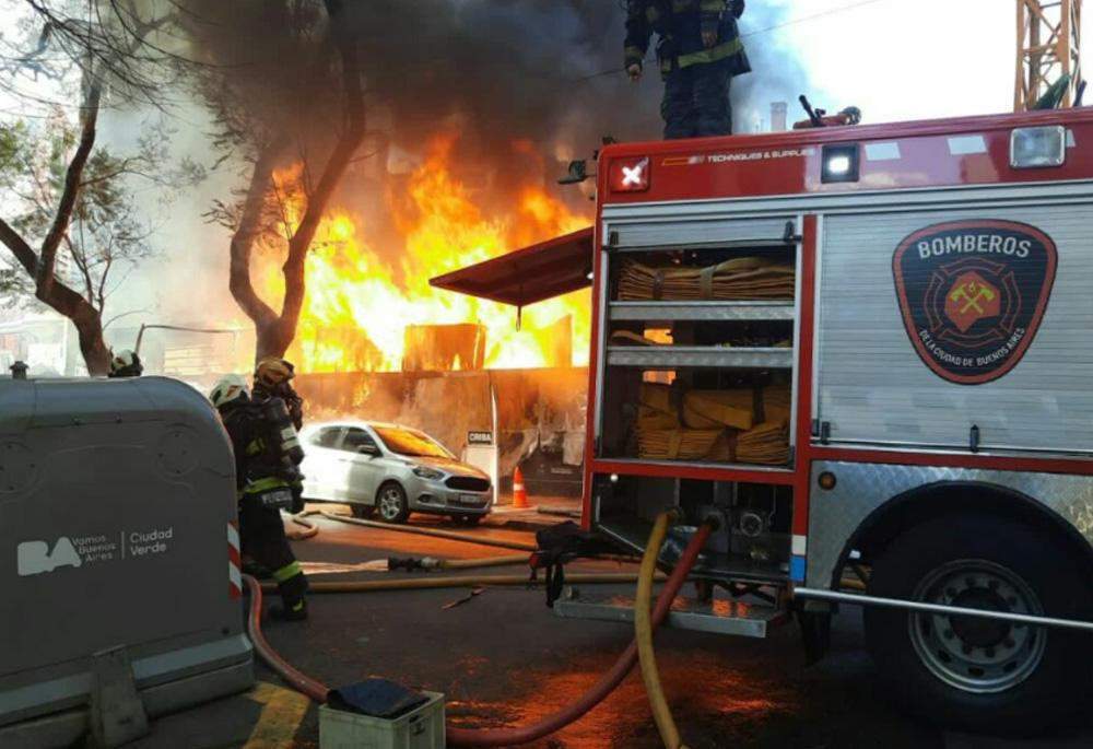 Voraz incendio en una obra en barrio de Palermo, NA
