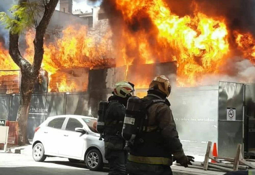 Voraz incendio en una obra en barrio de Palermo, NA