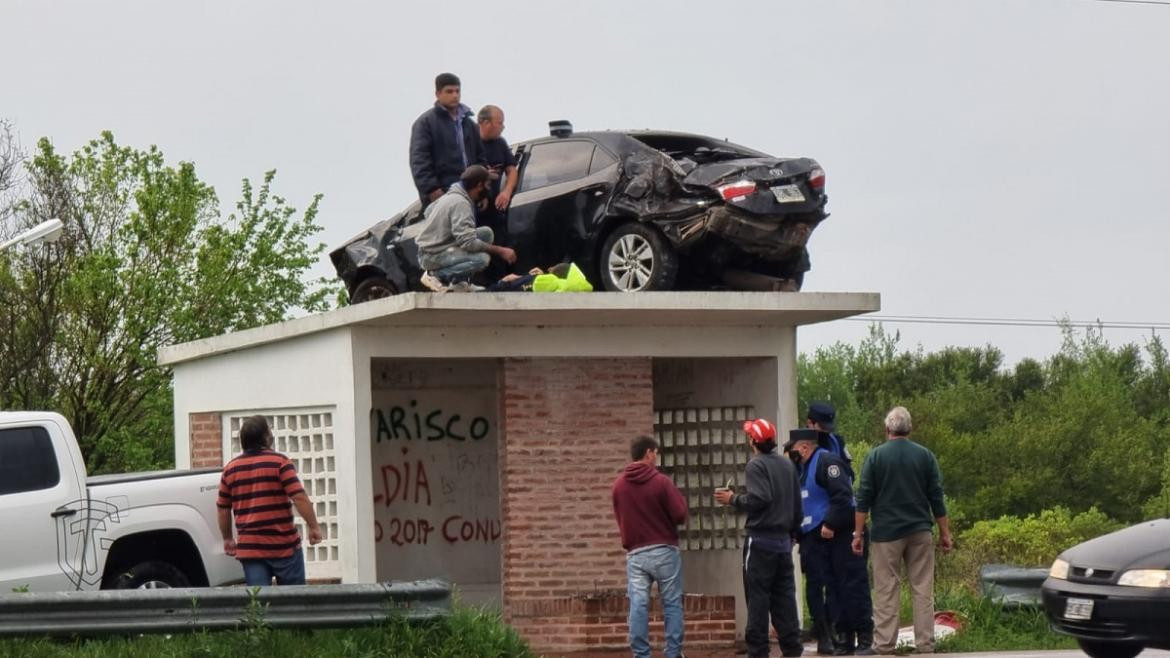 Auto del jefe de policía quedó arriba de la garita del colectivo