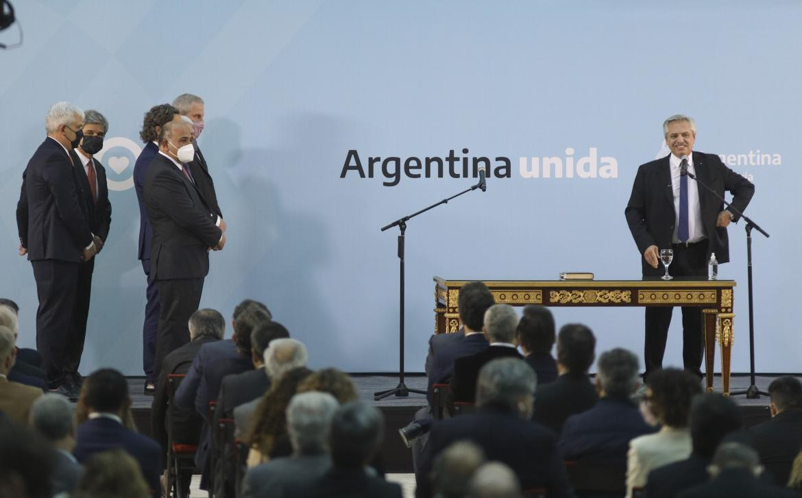 Alberto Fernández en el inicio del acto de jura de los nuevos ministros, foto NA