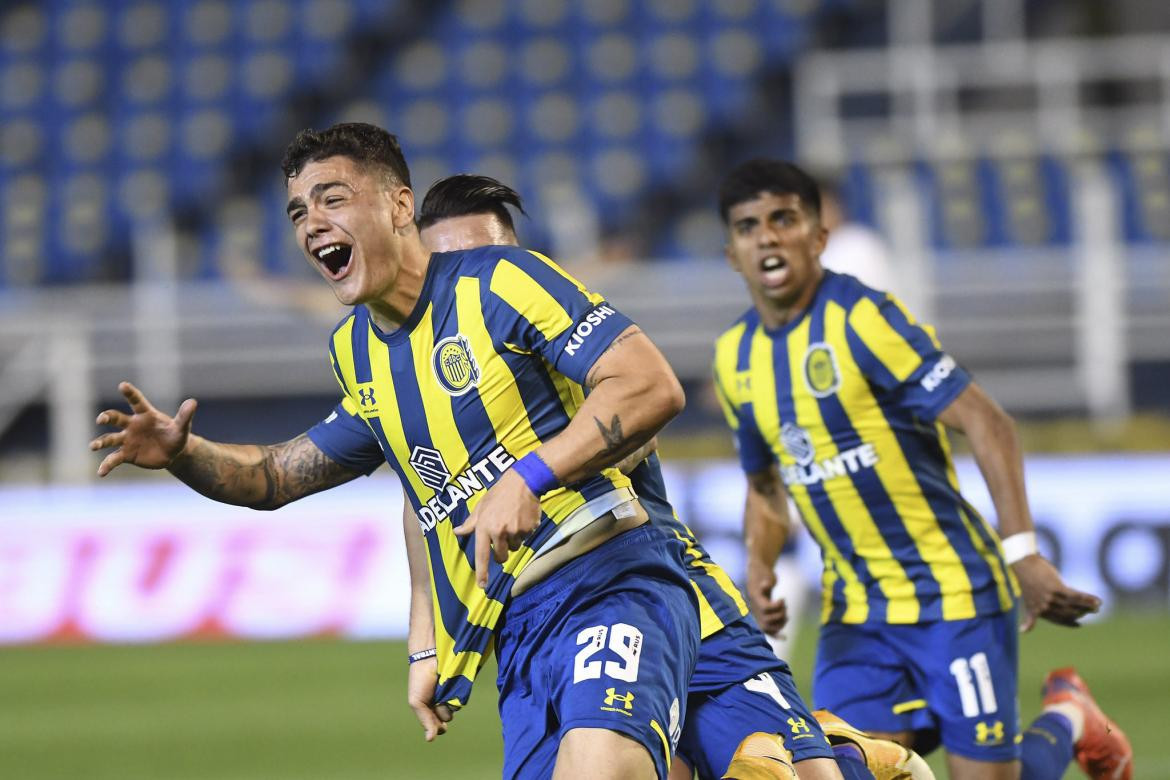 El delantero de Rosario Central Luca Martinez Dupuy festeja el gol de la victoria ante San Lorenzo, NA