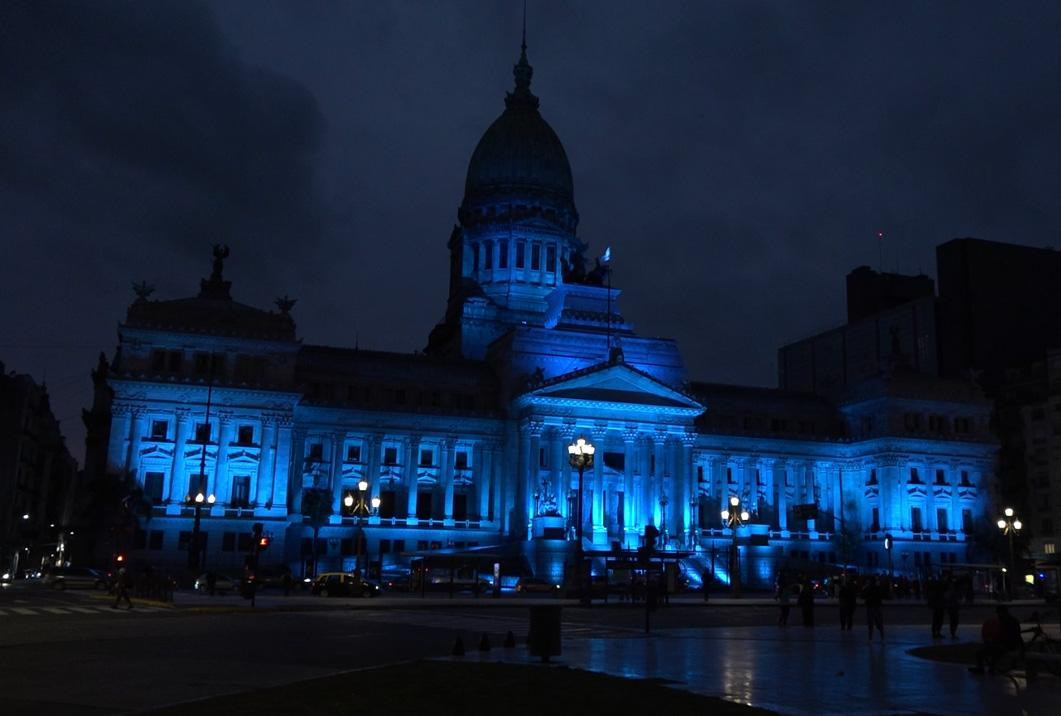 El Congreso, iluminado de azul por el Día Nacional de las Personas Sordas