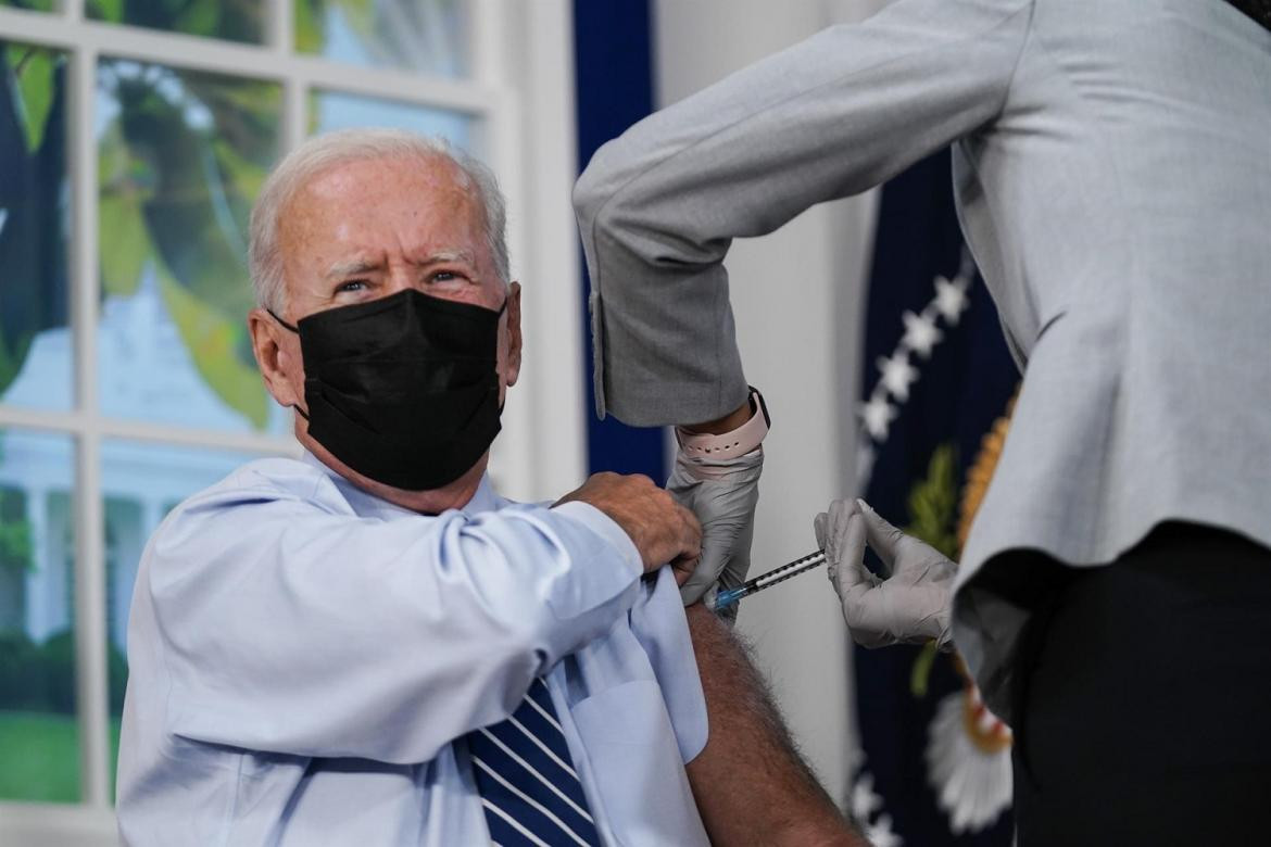 Joe Biden recibió la tercera dosis de Pfizer. EFE.