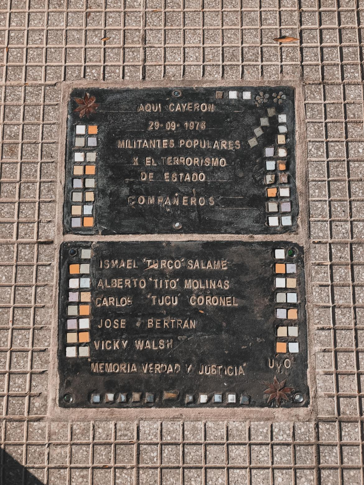 En la esquina hay dos placas en el piso que hacen mención a los hechos sucedidos hace casi 50 años